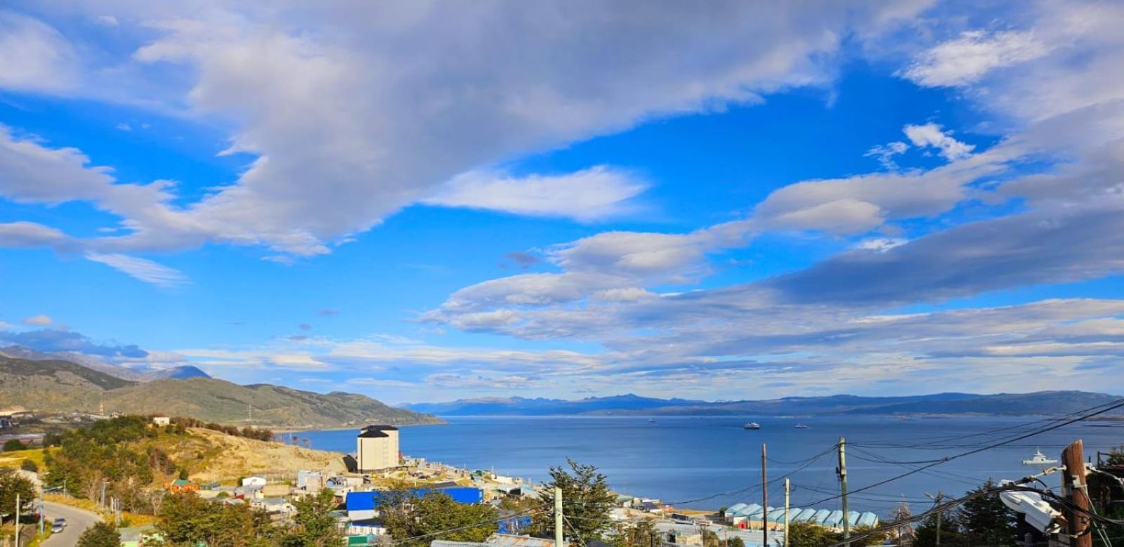 Dpto Amplio Con Vista A La Bahia Apartment Ushuaia Luaran gambar
