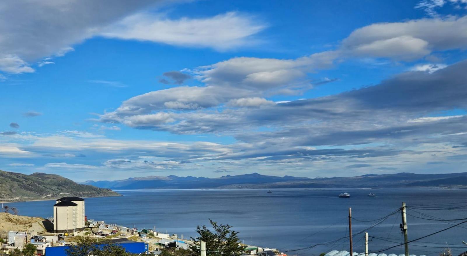 Dpto Amplio Con Vista A La Bahia Apartment Ushuaia Luaran gambar